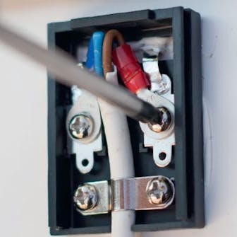 Solcelle ventilator: Bag på solcellepanelet Solcelle ventilator: Bag på solcellepanelet